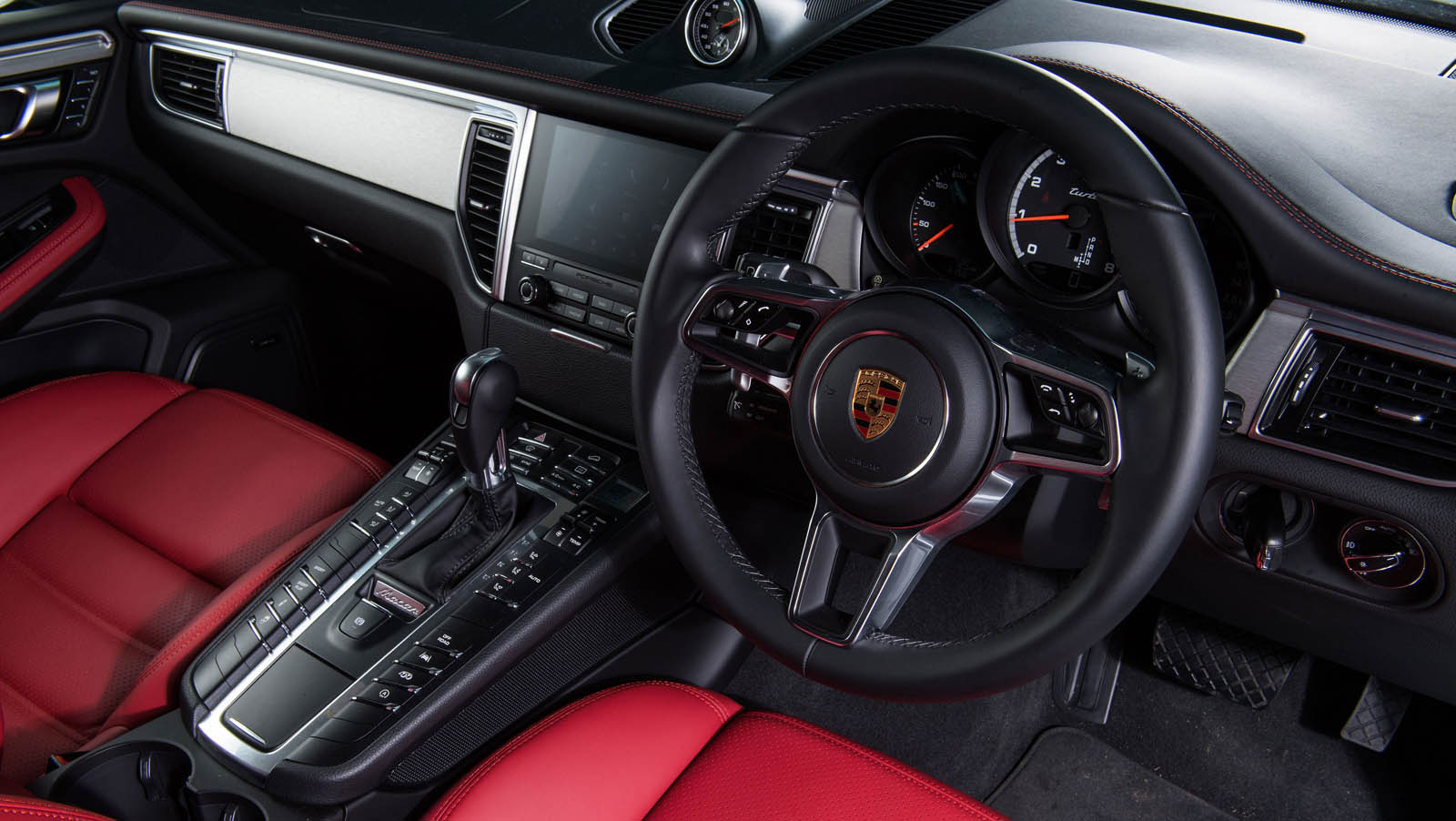UM PORSCHE MACAN TURBO VESTIDO COM AS CORES DO 919 HYBRID E DO 911 RSR, foto 12