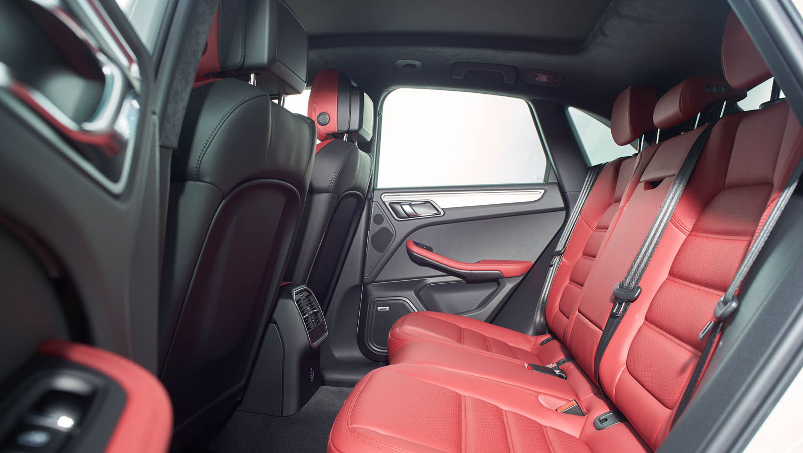 UM PORSCHE MACAN TURBO VESTIDO COM AS CORES DO 919 HYBRID E DO 911 RSR, foto 13