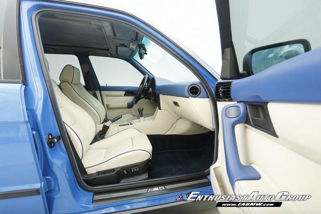 UM BMW M5 TOURING 1995 NA COR ‘SANTORINI BLUE’ ESTÁ À VENDA NOS ESTADOS UNIDOS, foto 12
