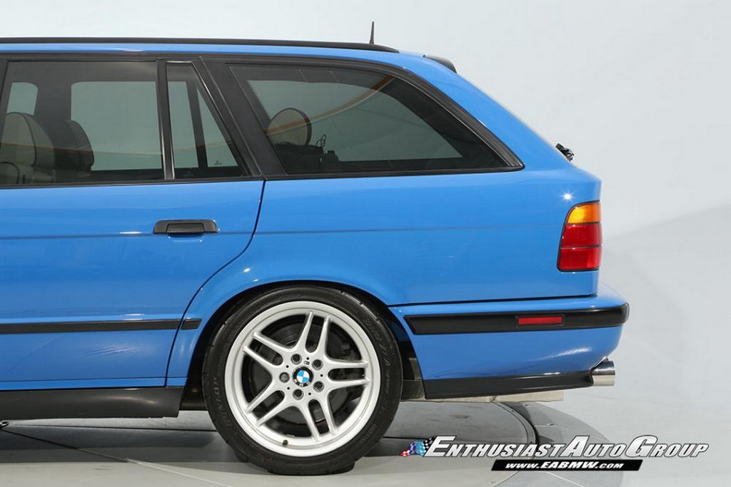 UM BMW M5 TOURING 1995 NA COR ‘SANTORINI BLUE’ ESTÁ À VENDA NOS ESTADOS UNIDOS, foto 17
