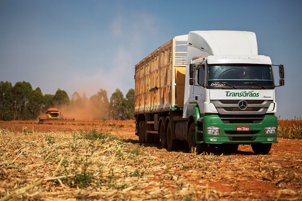 TRANSGRÃOS ADQUIRE 105 CAMINHÕES AXOR PARA TRANSPORTE DE MILHO EM DIVERSAS REGIÕES DO BRASIL, foto 1