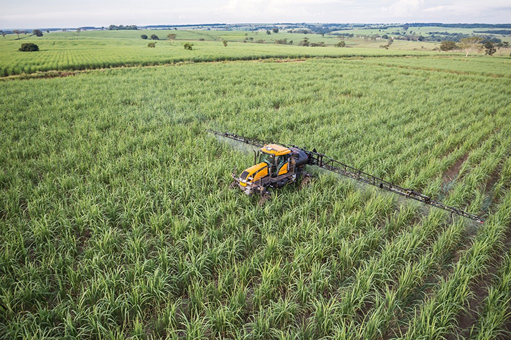 VALTRA LEVA PULVERIZADOR BS3120H HiTECH PARA O PÚBLICO DA EXPOINTER 2017, foto 1