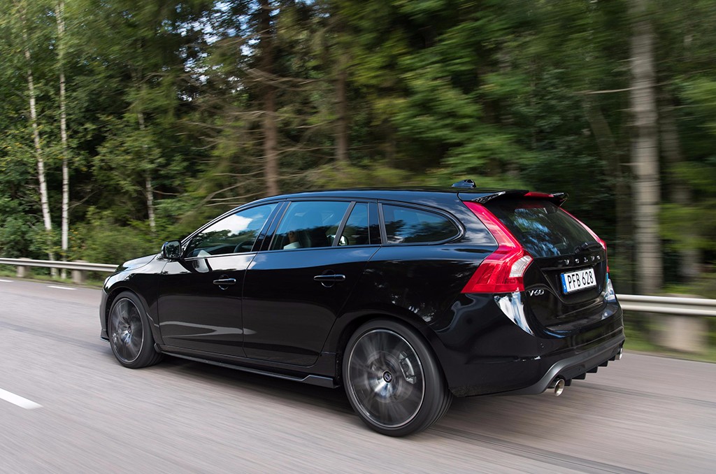 NOVOS VOLVO S60 E V60 POLESTAR RECEBEM ELEMENTOS DE FIBRA DE CARBONO, foto 4