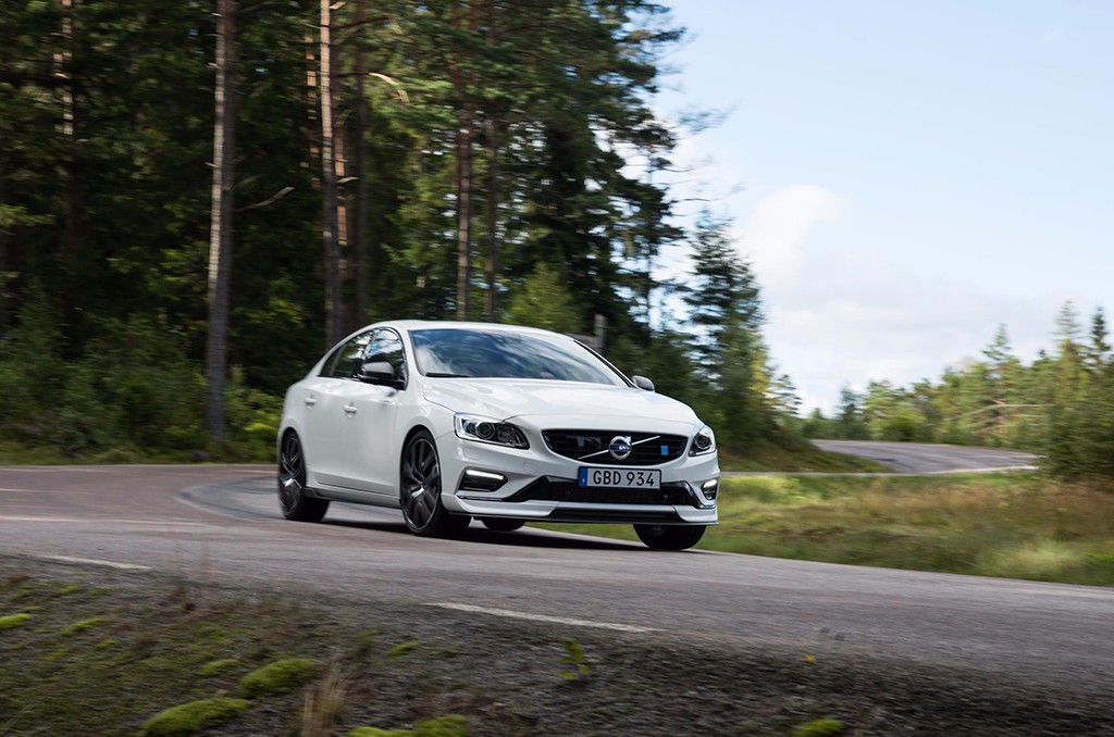 NOVOS VOLVO S60 E V60 POLESTAR RECEBEM ELEMENTOS DE FIBRA DE CARBONO, foto 6