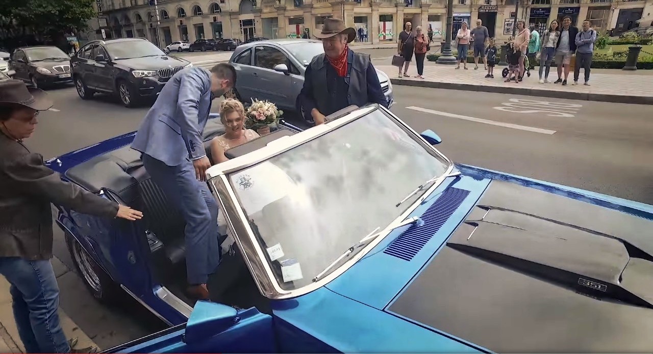 ‘CARRO DA NOIVA’ DO SONHO: CASAIS REALIZAM DESEJO DE CASAR EM UM FORD MUSTANG, foto 1