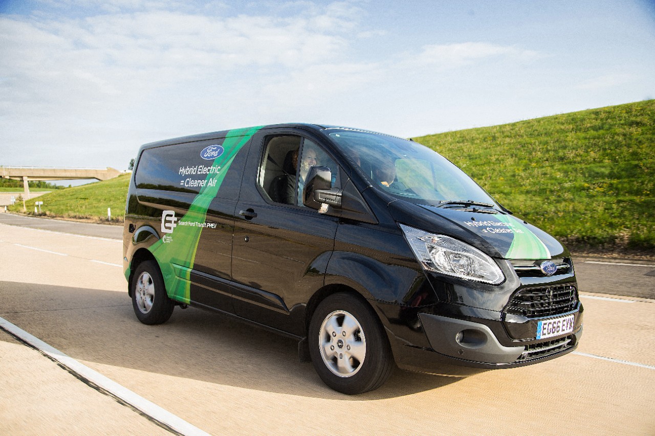FORD APRESENTA VERSÃO HÍBRIDA PLUG-IN DA TRANSIT PARA TESTE DE RODAGEM URBANA EM LONDRES, foto 1