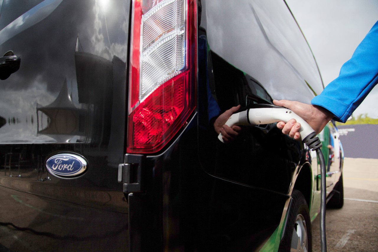 FORD APRESENTA VERSÃO HÍBRIDA PLUG-IN DA TRANSIT PARA TESTE DE RODAGEM URBANA EM LONDRES, foto 2