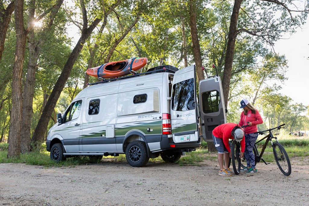 WINNEBAGO REVEL 4X4, UMA CAMPER CONSTRUÍDA SOBRE A PLATAFORMA DO MERCEDES-BENZ SPRINTER, foto 3