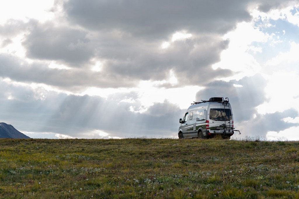 WINNEBAGO REVEL 4X4, UMA CAMPER CONSTRUÍDA SOBRE A PLATAFORMA DO MERCEDES-BENZ SPRINTER, foto 4