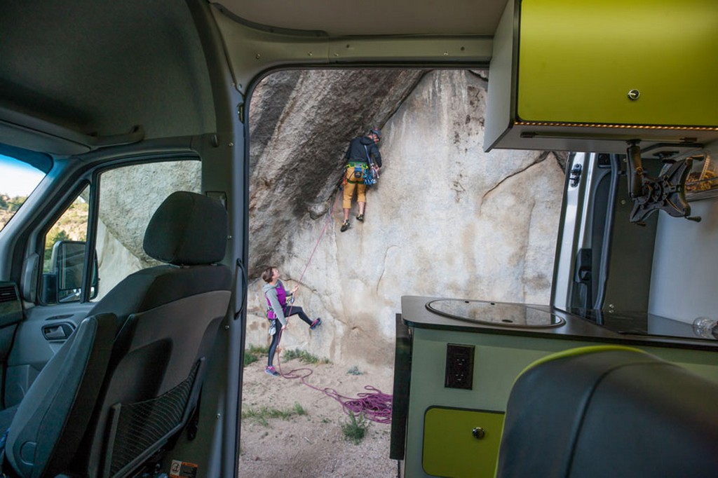 WINNEBAGO REVEL 4X4, UMA CAMPER CONSTRUÍDA SOBRE A PLATAFORMA DO MERCEDES-BENZ SPRINTER, foto 9