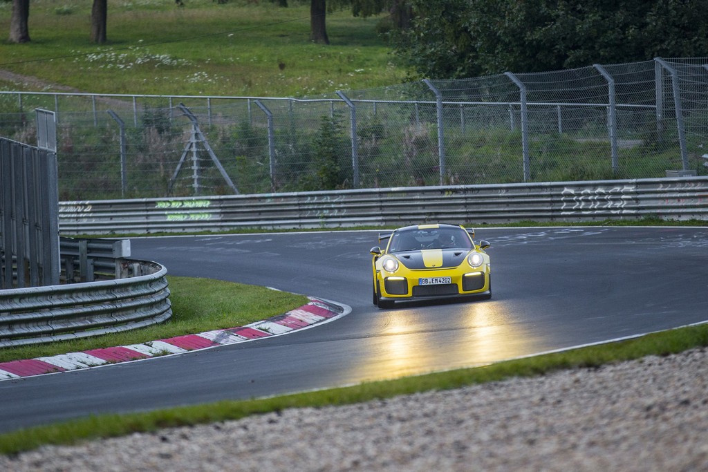 PORSCHE ESTABELECE RECORDE MUNDIAL NO CIRCUITO DE NORDSCHLEIFE EM NÜRBURGRING, foto 4