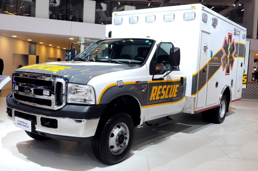 FORD APRESENTOU NA FENATRAN UM F-4000 4X4 COM AVANÇADA TECNOLOGIA DE AMBULÂNCIA E RESGATE EM TODO-TERRENO, foto 1