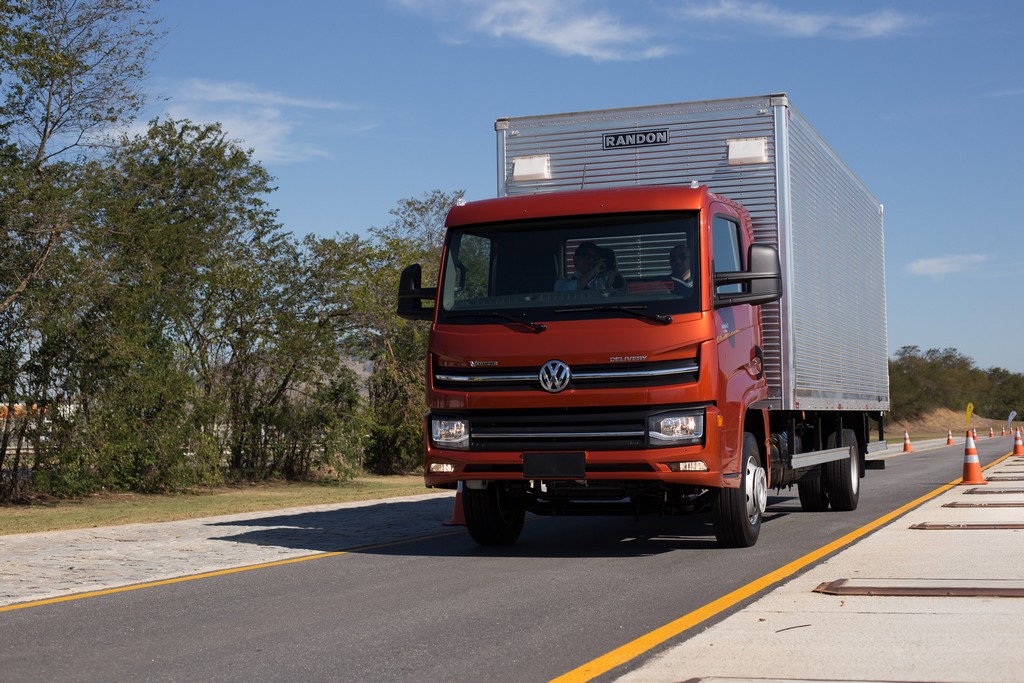 VOLKSWAGEN CAMINHÕES APRESENTA O DELIVERY 11.180 V-TRONIC AUTOMATIZADO NO CONGRESSO SAE BRASIL, foto 1