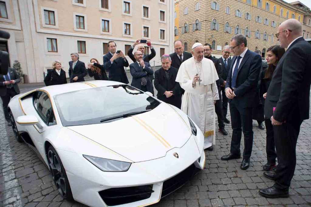PAPA FRANCISCO RECEBE UM LAMBORGHINI HURACÁN DE PRESENTE DA FÁBRICA, foto 1