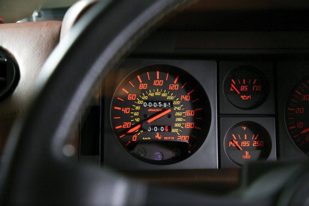 UM FERRARI TESTAROSSA COM MENOS DE 1.000 KM DE USO SERÁ LEILOADO EM NEW YORK, foto 13