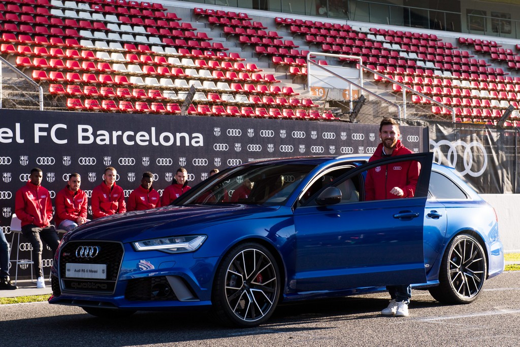 DO CAMPO À PISTA: JOGADORES DO BARCELONA FC RECEBEM SEUS NOVOS MODELOS AUDI, foto 1