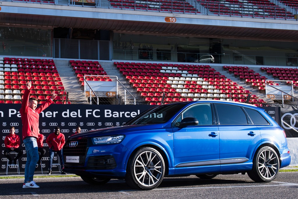 DO CAMPO À PISTA: JOGADORES DO BARCELONA FC RECEBEM SEUS NOVOS MODELOS AUDI, foto 2