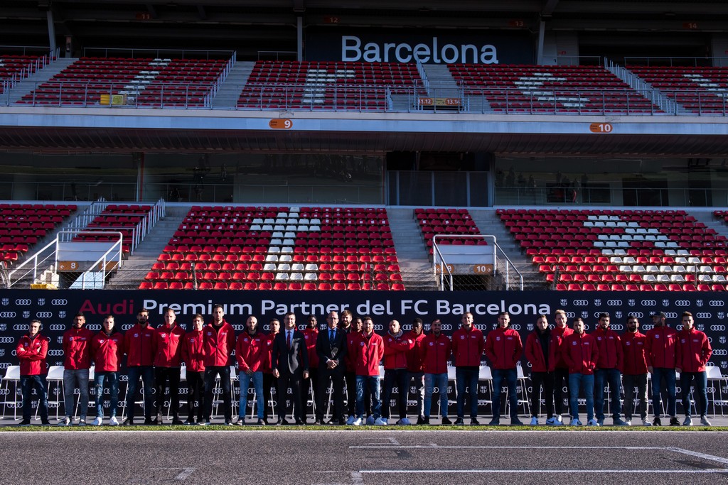 DO CAMPO À PISTA: JOGADORES DO BARCELONA FC RECEBEM SEUS NOVOS MODELOS AUDI, foto 5