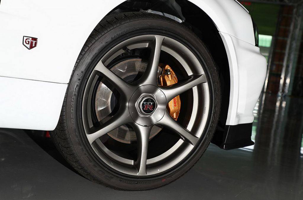 UM NISSAN SKYLINE GT-R V-SPEC II NÜR DE 2002 ZERO KM APARECE NO JAPÃO, foto 11