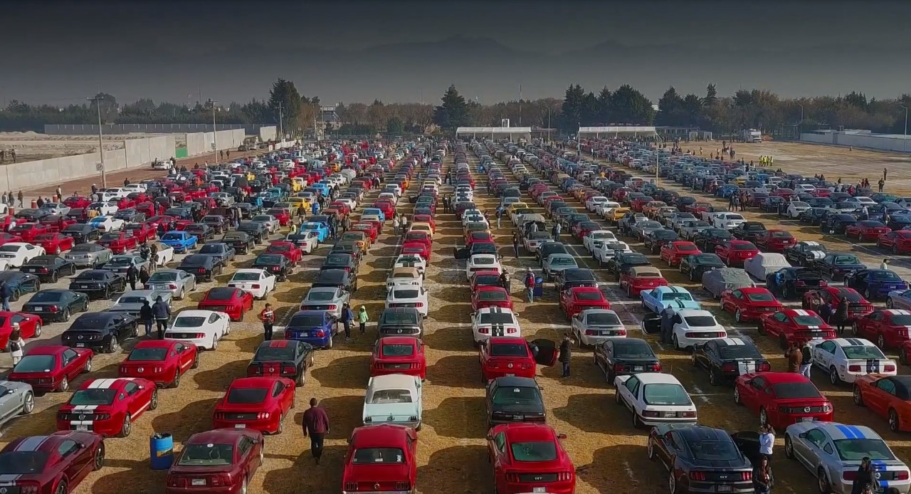 FORD MUSTANG REGISTRA NOVO RECORDE NO GUINNESS BOOK COM COMBOIO DE 960 CARROS NO MÉXICO, foto 2