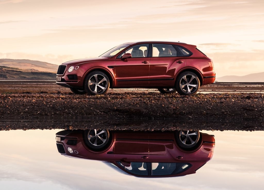BENTLEY AMPLIA A LINHA DO BENTAYGA COM UMA VERSÃO V8 BITURBO, foto 2