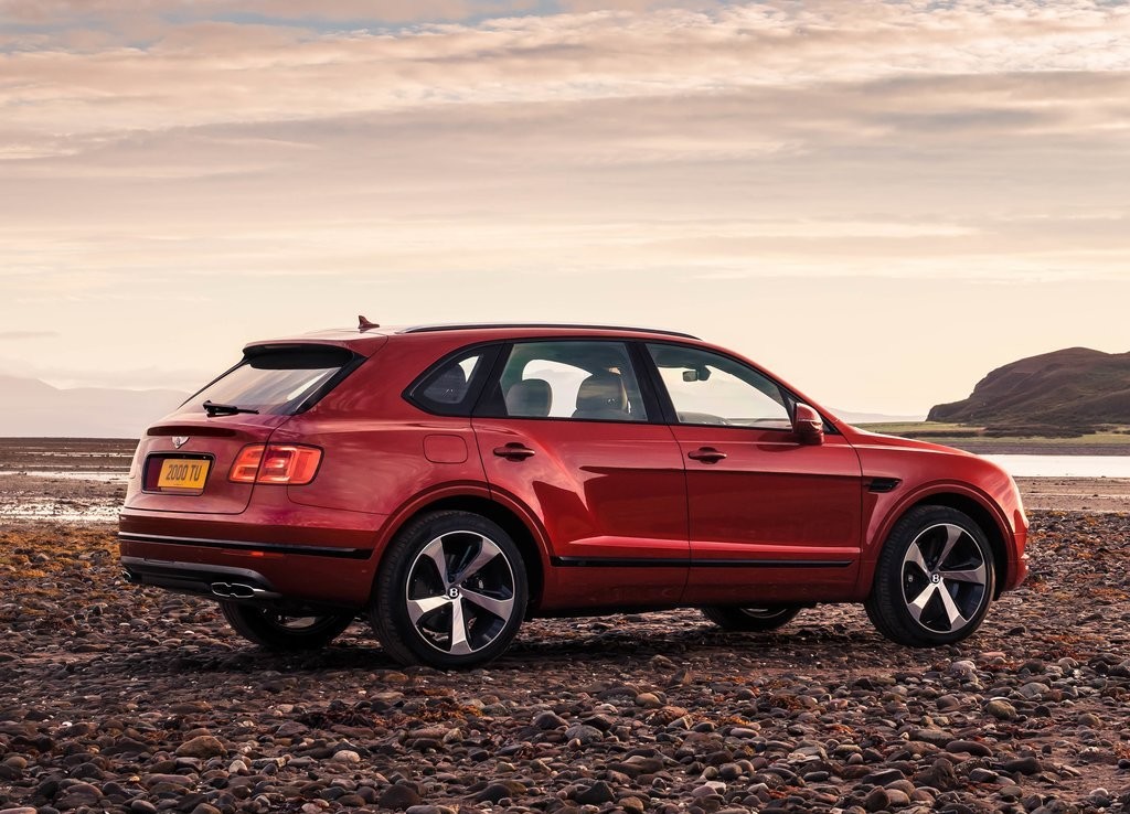 BENTLEY AMPLIA A LINHA DO BENTAYGA COM UMA VERSÃO V8 BITURBO, foto 5