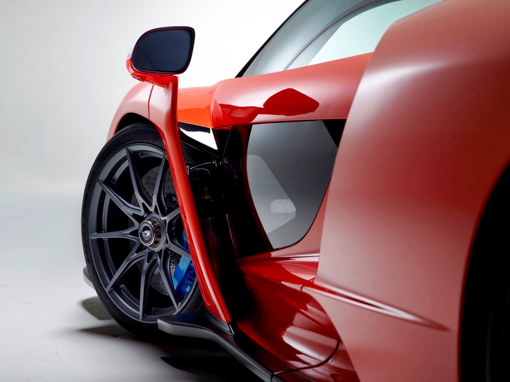 PIRELLI P ZERO E McLAREN SENNA: A JORNADA COMPARTILHADA DA PISTA PARA A ESTRADA, foto 1