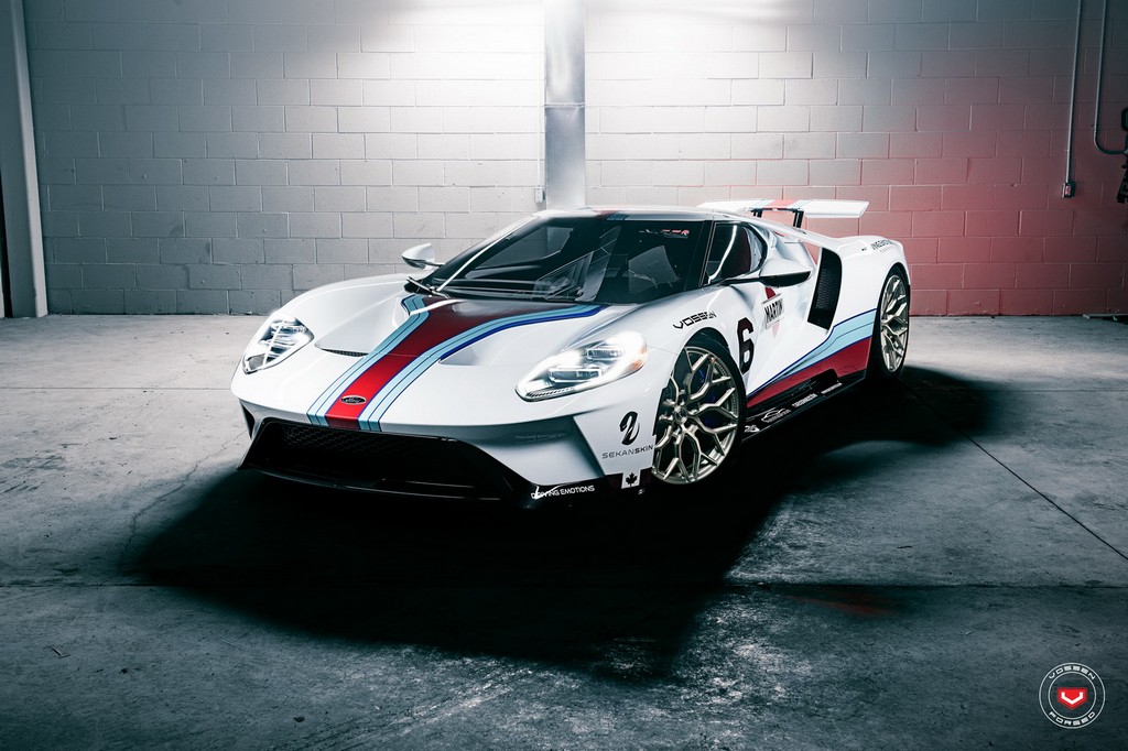 UM FORD GT COM DECORAÇÃO MARTINI RACING EQUIPADO COM RODAS DA VOSSEN WHEELS, foto 1