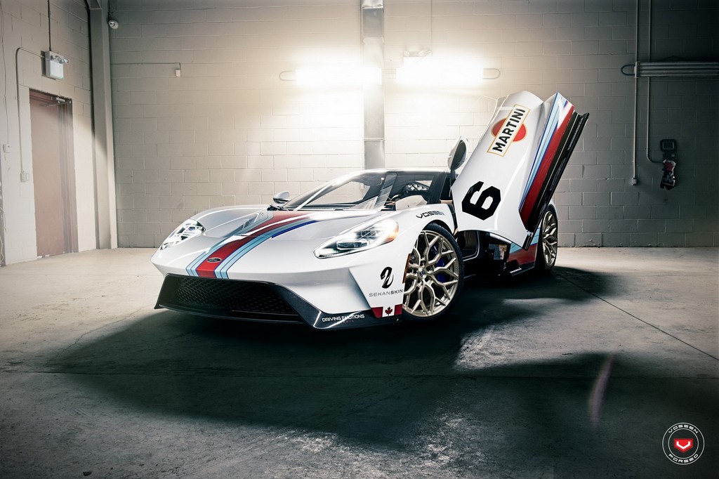 UM FORD GT COM DECORAÇÃO MARTINI RACING EQUIPADO COM RODAS DA VOSSEN WHEELS, foto 2