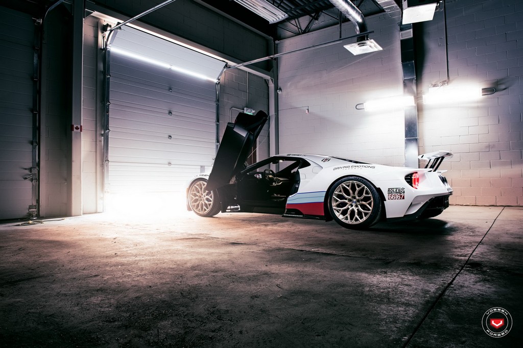 UM FORD GT COM DECORAÇÃO MARTINI RACING EQUIPADO COM RODAS DA VOSSEN WHEELS, foto 3