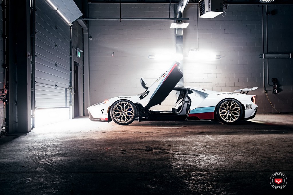 UM FORD GT COM DECORAÇÃO MARTINI RACING EQUIPADO COM RODAS DA VOSSEN WHEELS, foto 4