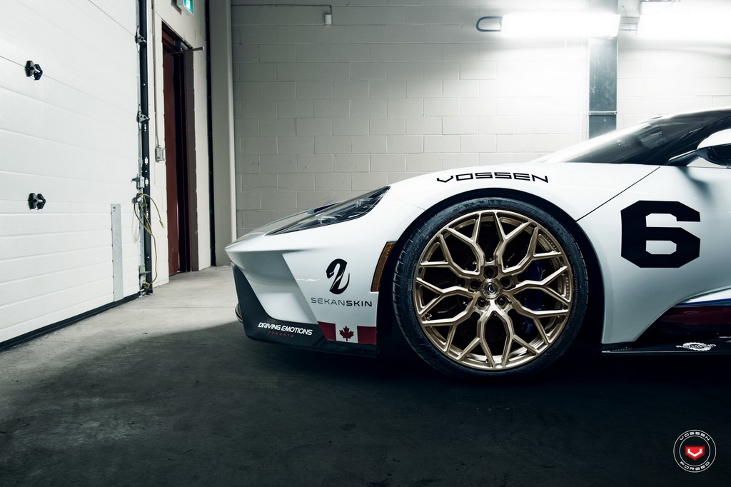 UM FORD GT COM DECORAÇÃO MARTINI RACING EQUIPADO COM RODAS DA VOSSEN WHEELS, foto 5