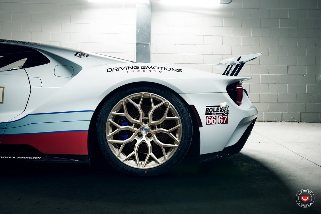 UM FORD GT COM DECORAÇÃO MARTINI RACING EQUIPADO COM RODAS DA VOSSEN WHEELS, foto 6