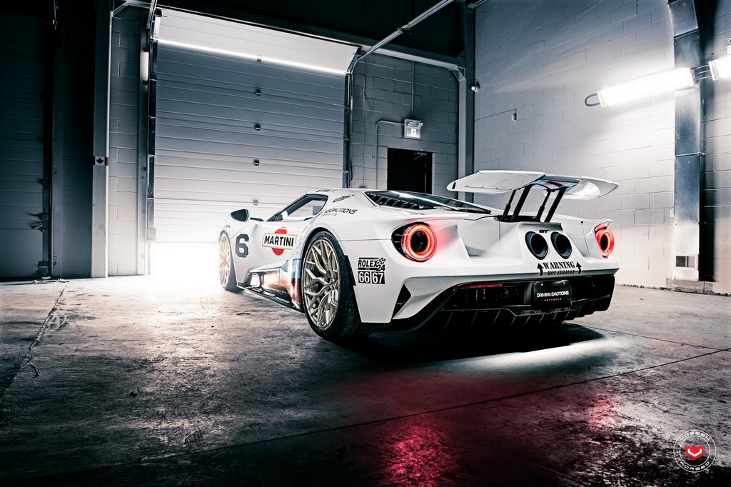 UM FORD GT COM DECORAÇÃO MARTINI RACING EQUIPADO COM RODAS DA VOSSEN WHEELS, foto 7