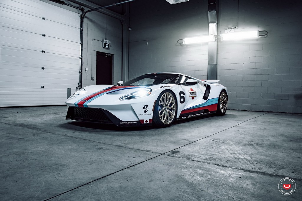 UM FORD GT COM DECORAÇÃO MARTINI RACING EQUIPADO COM RODAS DA VOSSEN WHEELS, foto 9
