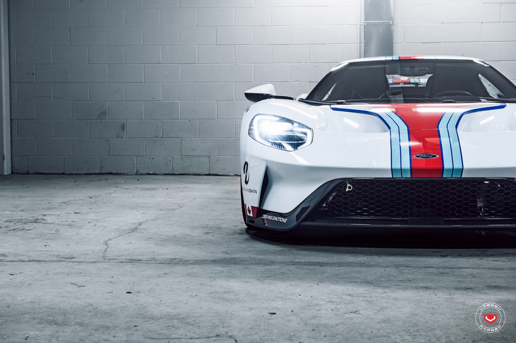 UM FORD GT COM DECORAÇÃO MARTINI RACING EQUIPADO COM RODAS DA VOSSEN WHEELS, foto 10