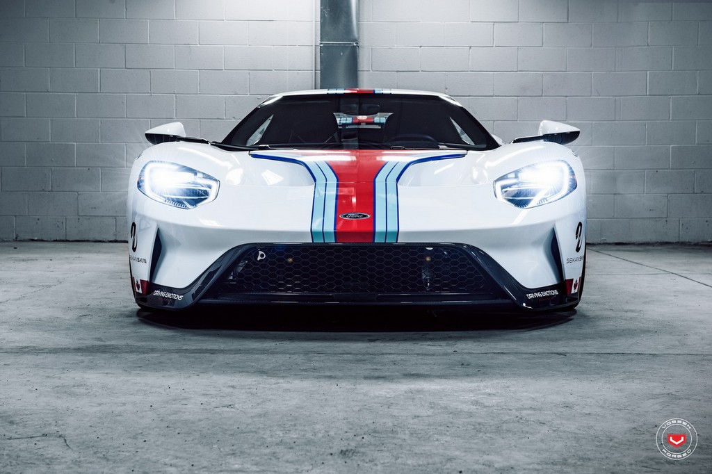 UM FORD GT COM DECORAÇÃO MARTINI RACING EQUIPADO COM RODAS DA VOSSEN WHEELS, foto 11