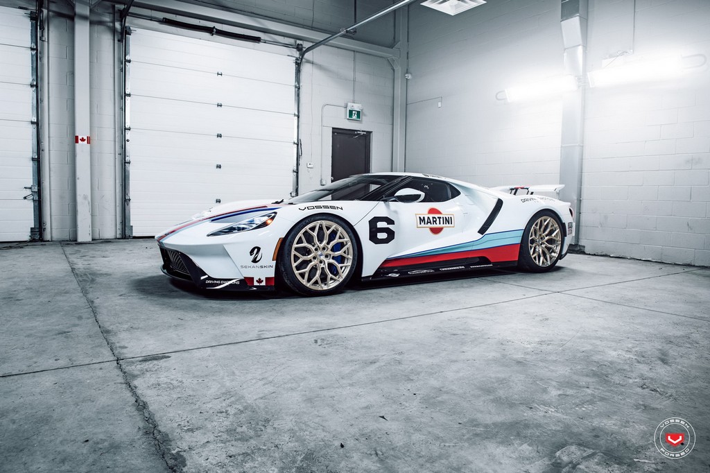 UM FORD GT COM DECORAÇÃO MARTINI RACING EQUIPADO COM RODAS DA VOSSEN WHEELS, foto 13
