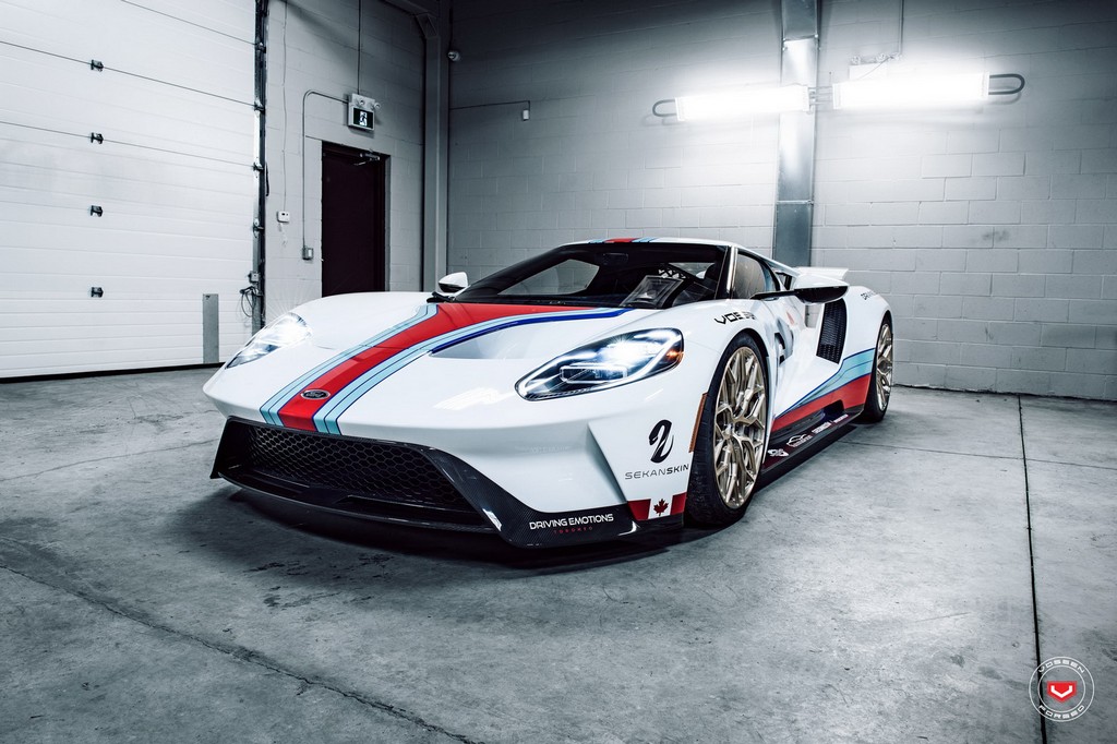 UM FORD GT COM DECORAÇÃO MARTINI RACING EQUIPADO COM RODAS DA VOSSEN WHEELS, foto 14
