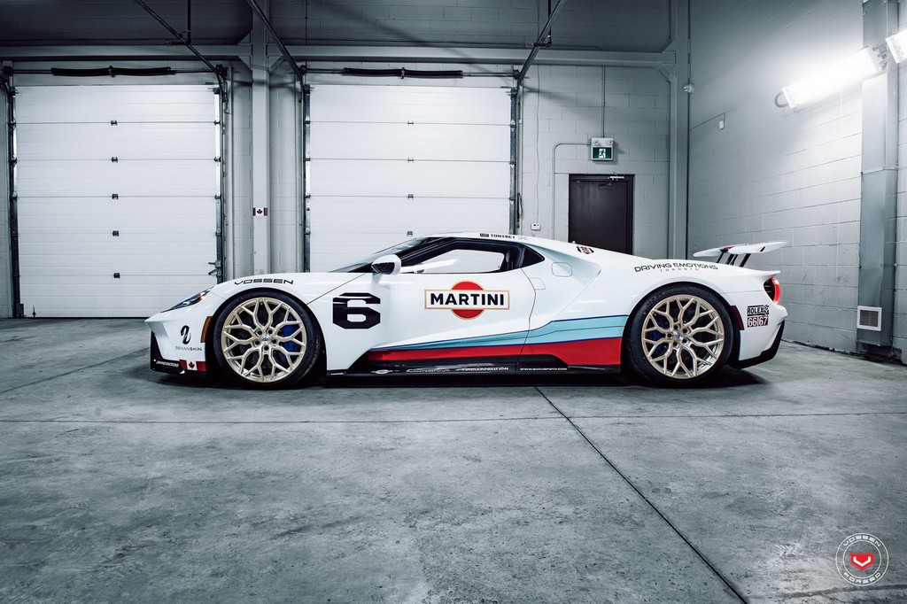 UM FORD GT COM DECORAÇÃO MARTINI RACING EQUIPADO COM RODAS DA VOSSEN WHEELS, foto 15