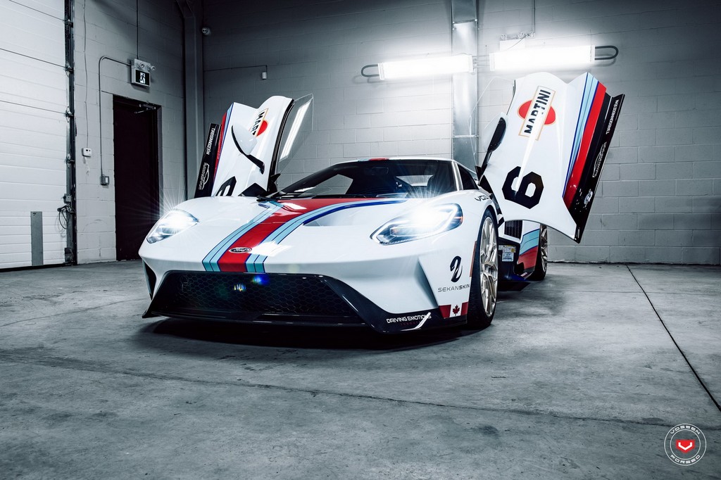 UM FORD GT COM DECORAÇÃO MARTINI RACING EQUIPADO COM RODAS DA VOSSEN WHEELS, foto 16