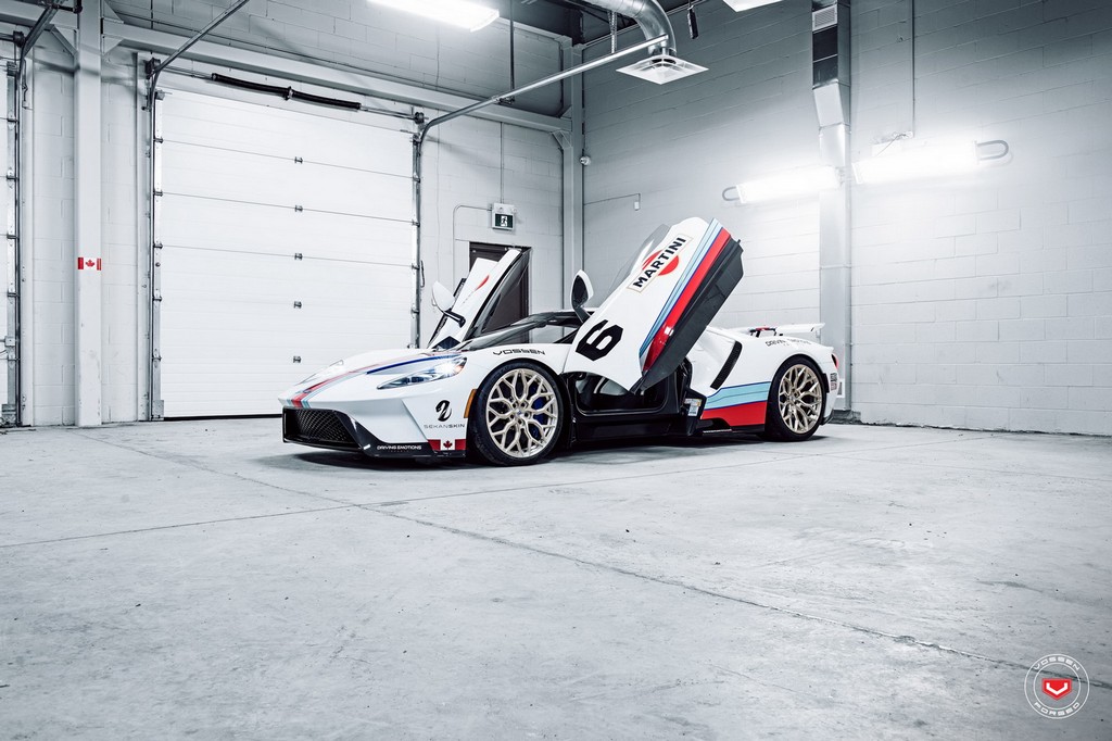 UM FORD GT COM DECORAÇÃO MARTINI RACING EQUIPADO COM RODAS DA VOSSEN WHEELS, foto 17