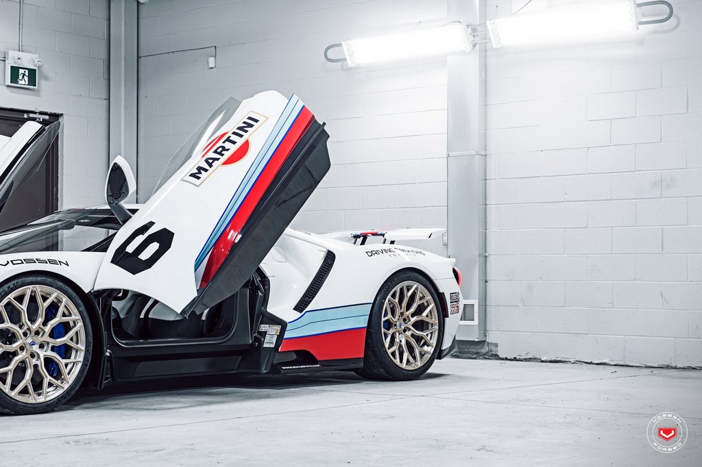 UM FORD GT COM DECORAÇÃO MARTINI RACING EQUIPADO COM RODAS DA VOSSEN WHEELS, foto 18