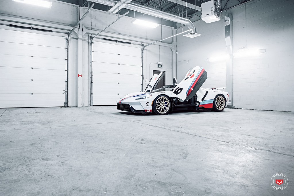 UM FORD GT COM DECORAÇÃO MARTINI RACING EQUIPADO COM RODAS DA VOSSEN WHEELS, foto 19