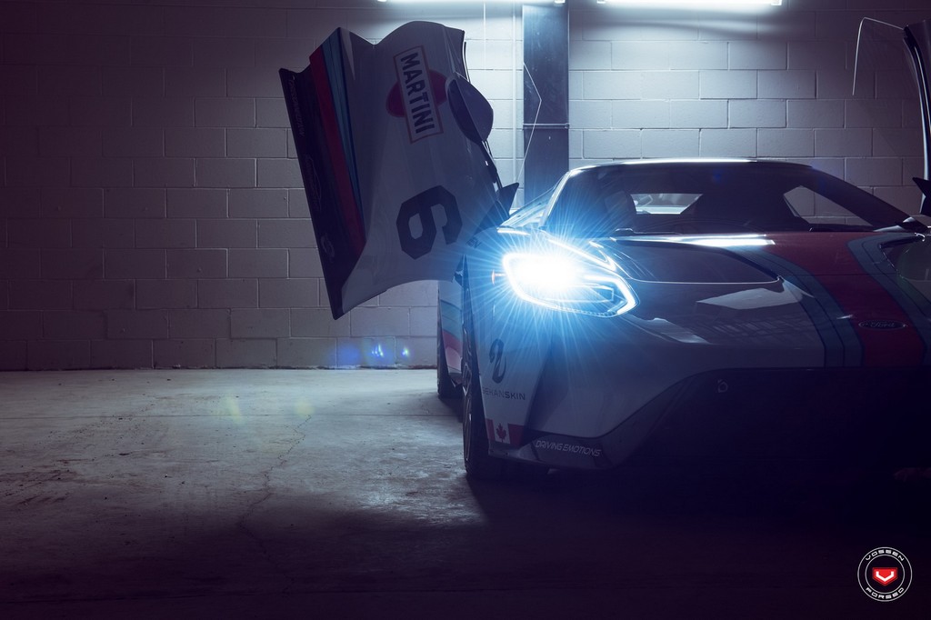 UM FORD GT COM DECORAÇÃO MARTINI RACING EQUIPADO COM RODAS DA VOSSEN WHEELS, foto 20