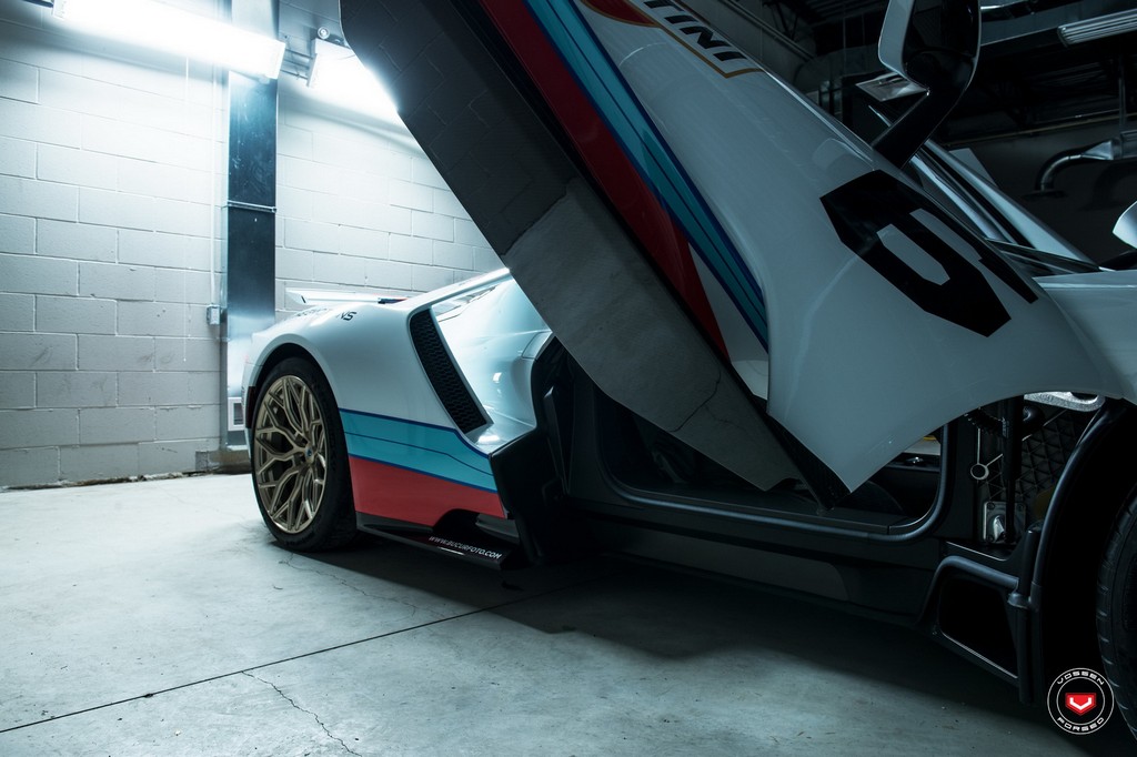 UM FORD GT COM DECORAÇÃO MARTINI RACING EQUIPADO COM RODAS DA VOSSEN WHEELS, foto 21