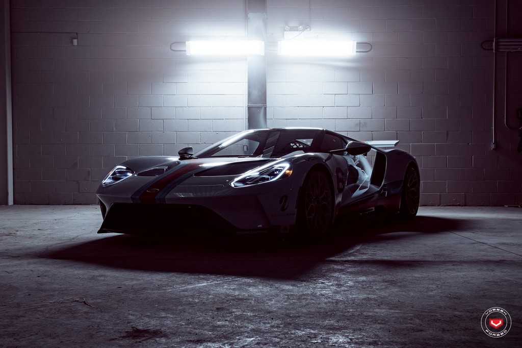 UM FORD GT COM DECORAÇÃO MARTINI RACING EQUIPADO COM RODAS DA VOSSEN WHEELS, foto 22