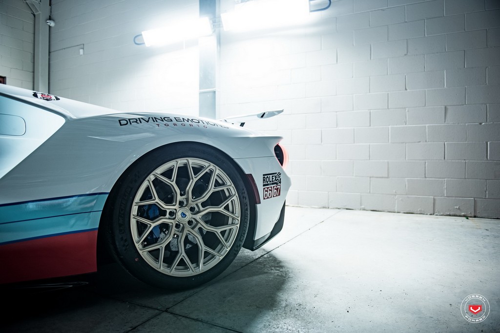 UM FORD GT COM DECORAÇÃO MARTINI RACING EQUIPADO COM RODAS DA VOSSEN WHEELS, foto 24