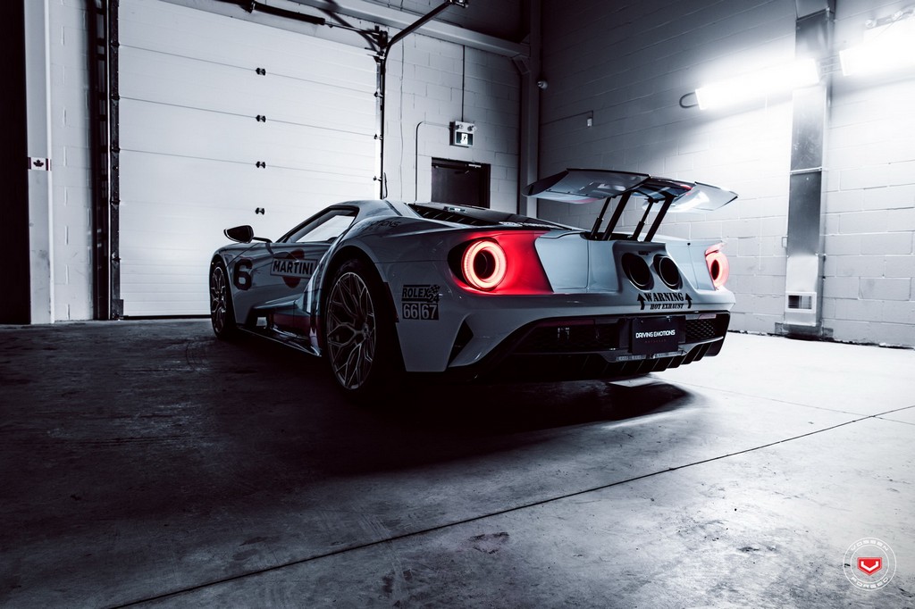 UM FORD GT COM DECORAÇÃO MARTINI RACING EQUIPADO COM RODAS DA VOSSEN WHEELS, foto 25
