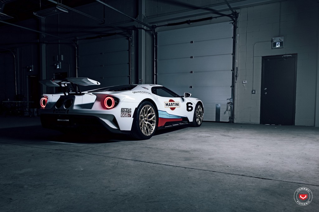 UM FORD GT COM DECORAÇÃO MARTINI RACING EQUIPADO COM RODAS DA VOSSEN WHEELS, foto 26